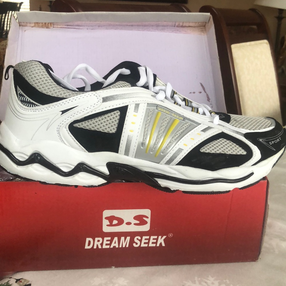Dream Seek Men’s sneakers black yellow and white